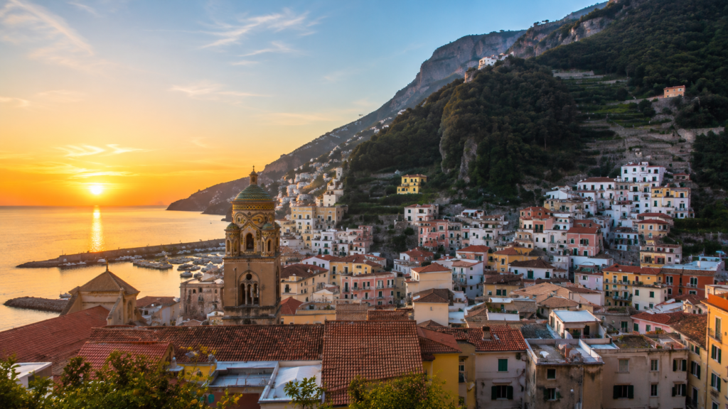 Atardecer sobre Amalfi en la Costa Amalfitana
